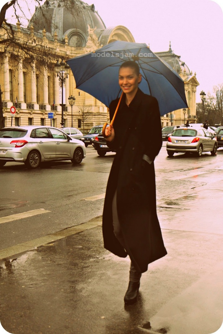 Arizona Muse under the rain after Chanel, Paris, March 2012 – ModelsJam
